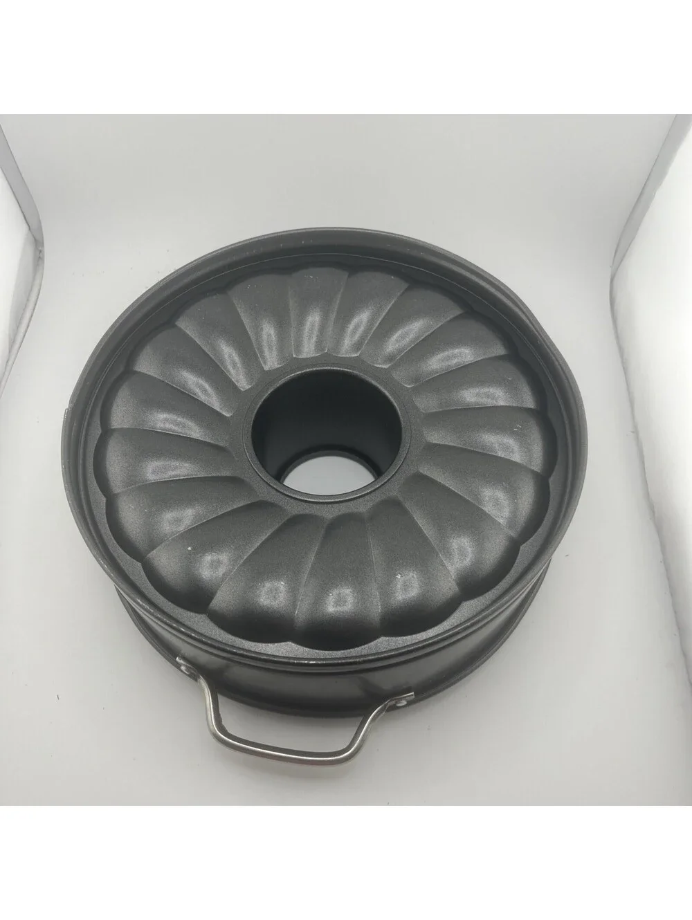 The Pampered Chef 9.5 Inch Nonstick Springform  Bundt Pan Complete PA Scallopped